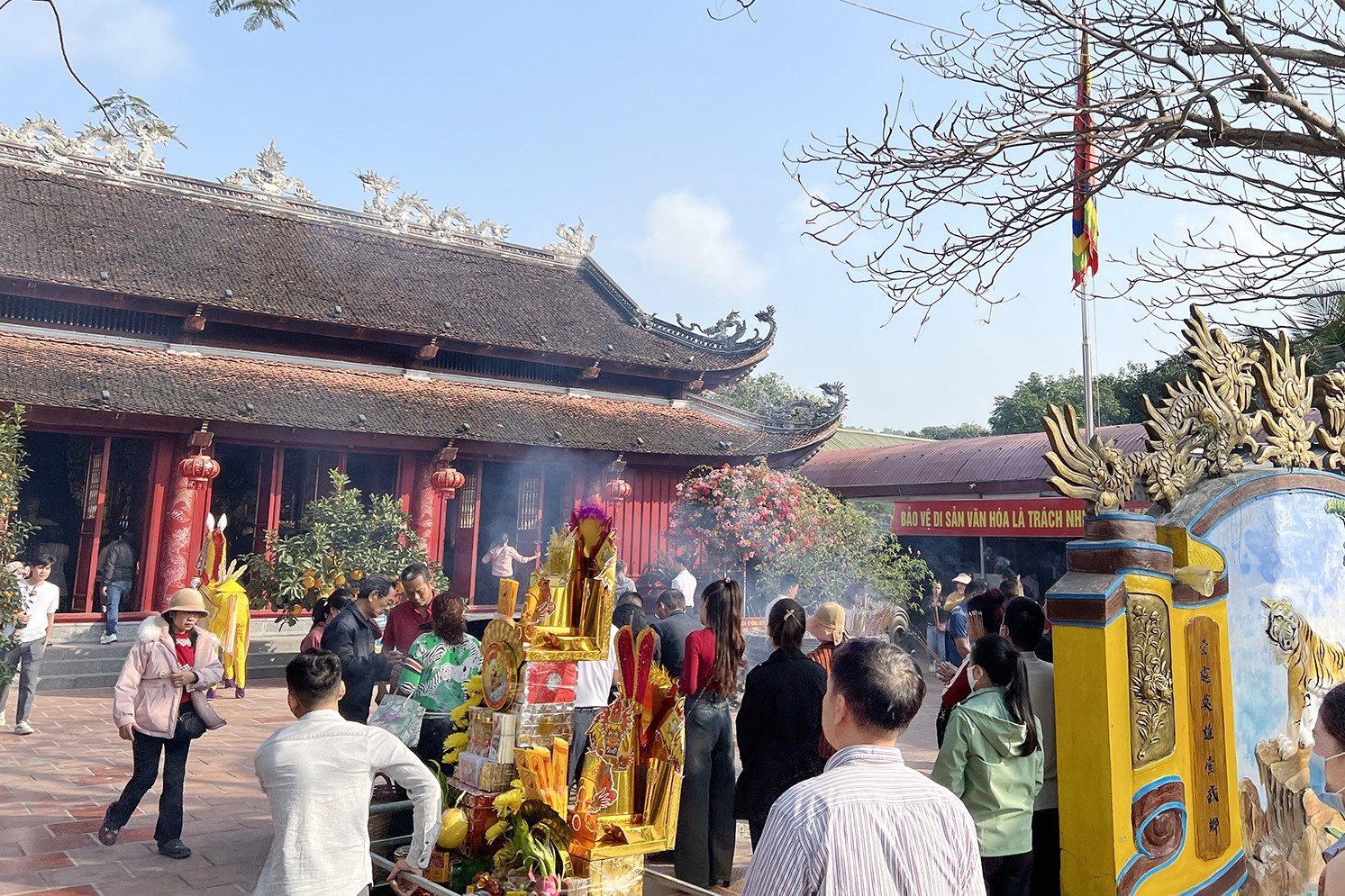 Công an xác minh nghi vấn 'biển thủ' tiền công đức ở đền ông Hoàng Mười