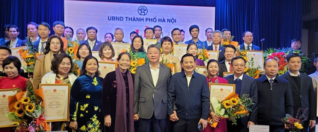 Hanoi gives “artisan” title to 42 handicraft artists hinh anh 1