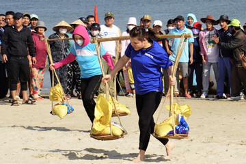 Khách Tây 'đứng hình' xem các cô gái Việt trổ tài gánh cá chạy thi trên biển