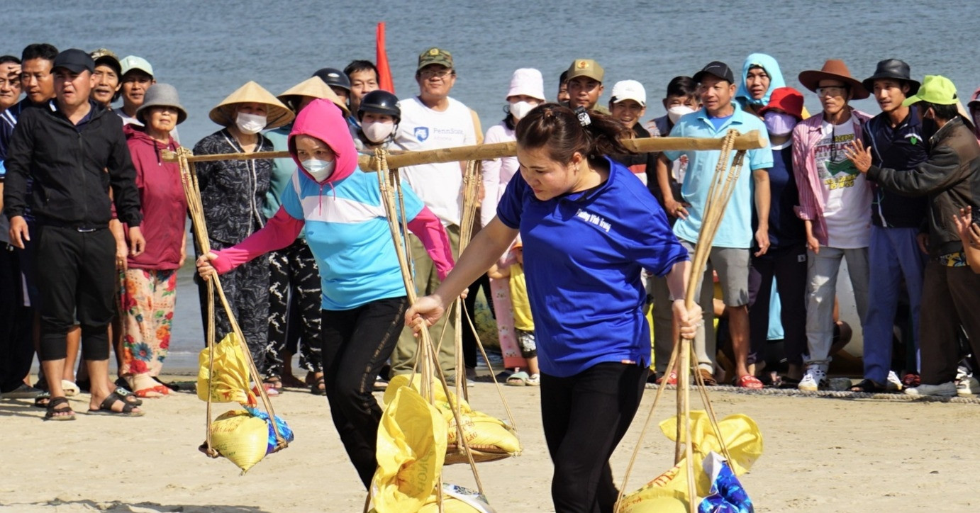 View - Khách Tây 'đứng hình' xem các cô gái Việt trổ tài gánh cá chạy thi trên biển