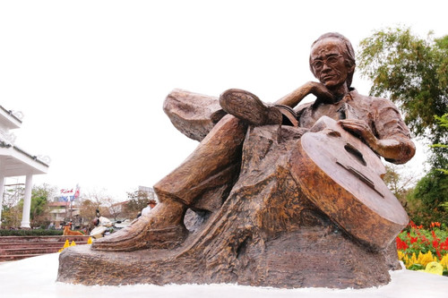 Ngắm tượng đồng nhạc sĩ Trịnh Công Sơn cao 1,7 m dựng bên bờ sông Hương