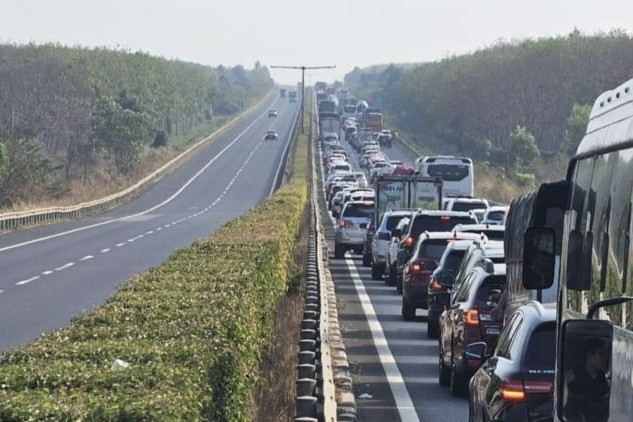 Bản tin trưa 3/2: Tai nạn liên hoàn cao tốc Long Thành - Dầu Giây, kẹt xe 10km