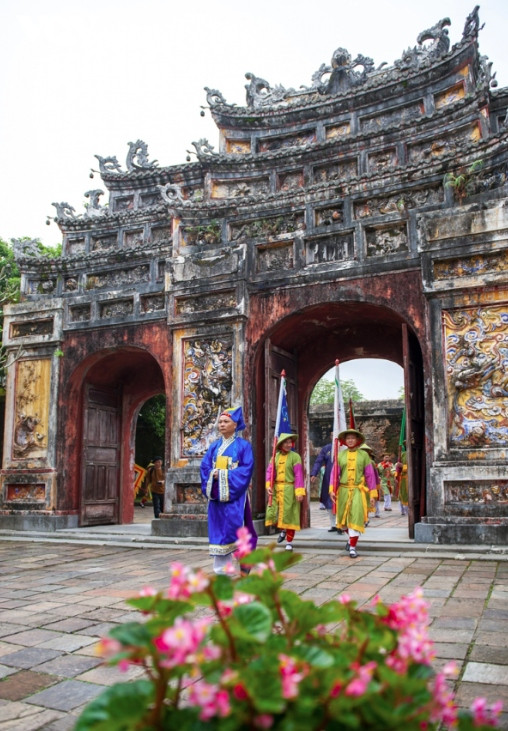 former imperial city welcomes 2024 lunar new year with bamboo pole erection picture 5