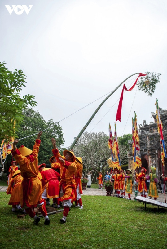 former imperial city welcomes 2024 lunar new year with bamboo pole erection picture 10
