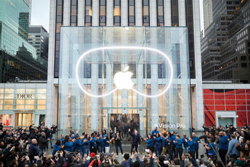Người hâm mộ Apple xếp hàng mua Vision Pro giá 85 triệu đồng