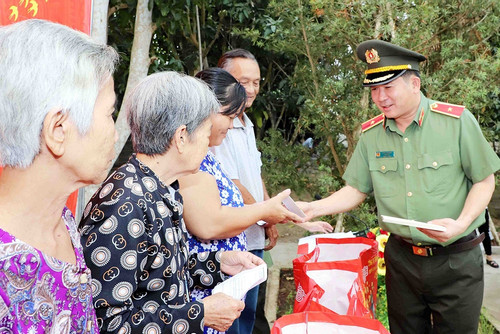 Thiếu tướng Đinh Văn Nơi tặng quà Tết cho người dân ở TP Cần Thơ