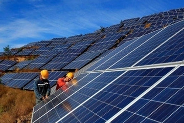 Tiền đổ vào nhà băng tăng kỷ lục; đề xuất cho mua bán trực tiếp điện mặt trời