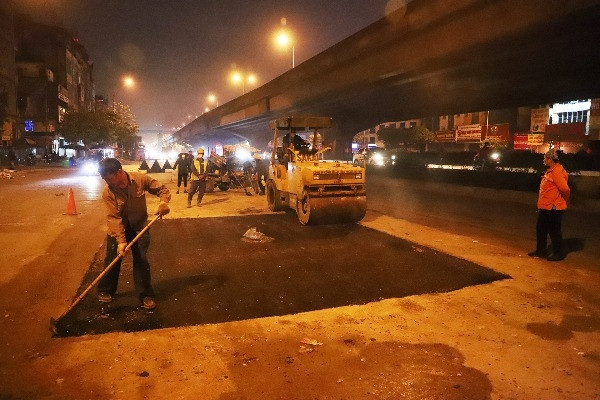 Trắng đêm gỡ rào thi công tại đường Nguyễn Xiển, xe cộ đi theo phân luồng mới