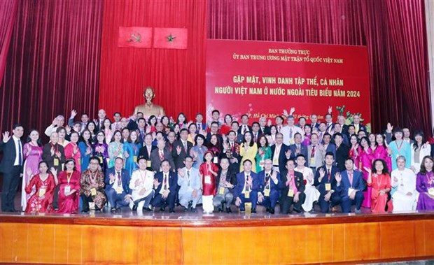 Vietnam Fatherland Front honours outstanding OV collectives, individuals hinh anh 1