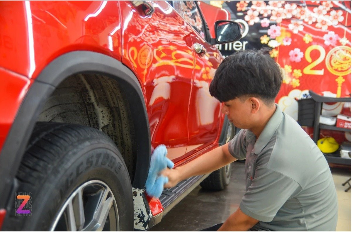 Garage, cửa hàng phụ kiện ô tô tấp nập ngày 25 tháng Chạp