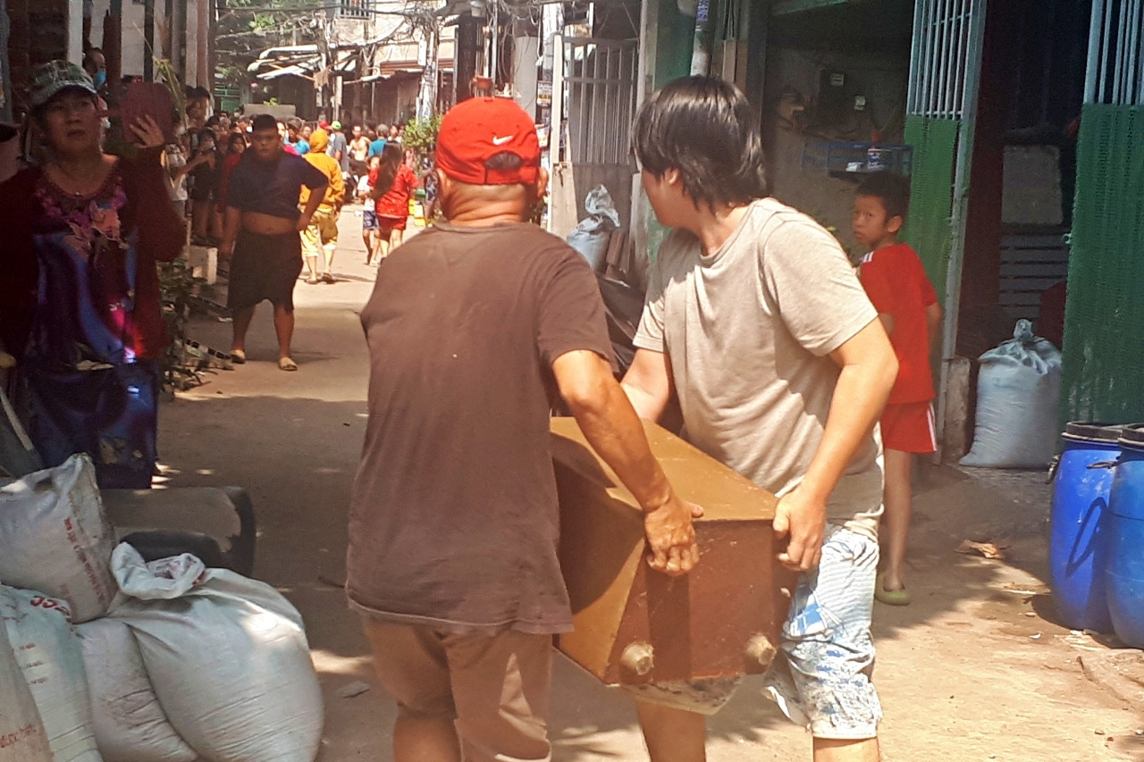 Bản tin chiều 4/2: Cháy lớn trong hẻm, người dân khiêng tài sản tháo chạy