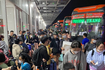 Bến xe Miền Đông mới đông nghẹt người về quê nghỉ Tết Giáp Thìn