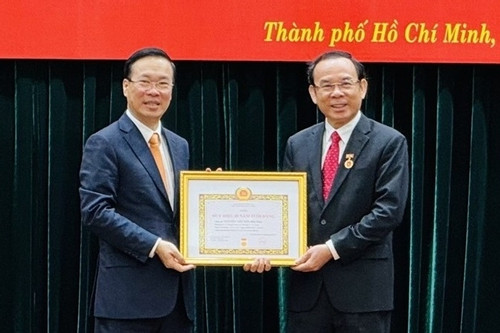 Bí thư Thành ủy TP.HCM Nguyễn Văn Nên nhận Huy hiệu 45 năm tuổi Đảng