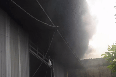 Cháy lớn trong hẻm ở TP.HCM, người dân tá hỏa khiêng tài sản tháo chạy