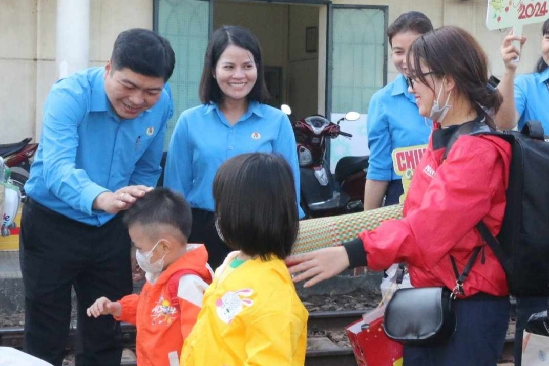 Công nhân phấn khởi đi tàu miễn phí về quê đón Tết