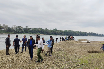 Hàng trăm người nỗ lực tìm kiếm 2 cháu bé mất tích trên sông Lam