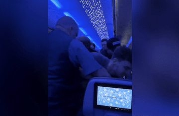 Hành khách say rượu gây rối, lăng mạ tiếp viên bị 'hạ gục' trên máy bay
