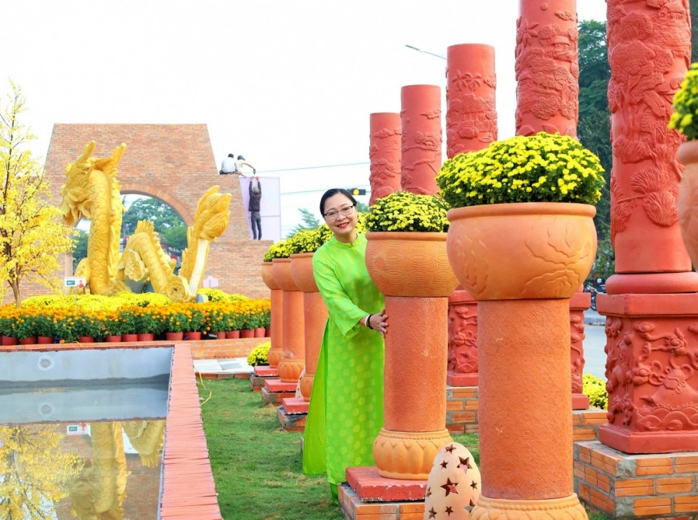 let s discover the longest flower-ceramic road in vietnam picture 3