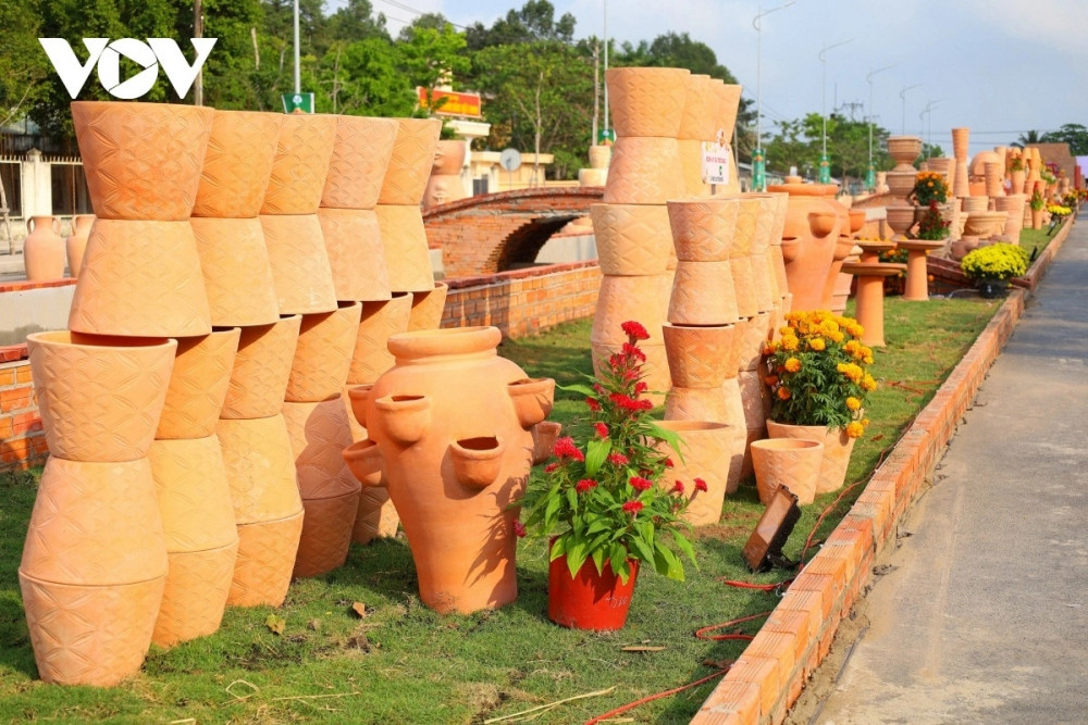 let s discover the longest flower-ceramic road in vietnam picture 5