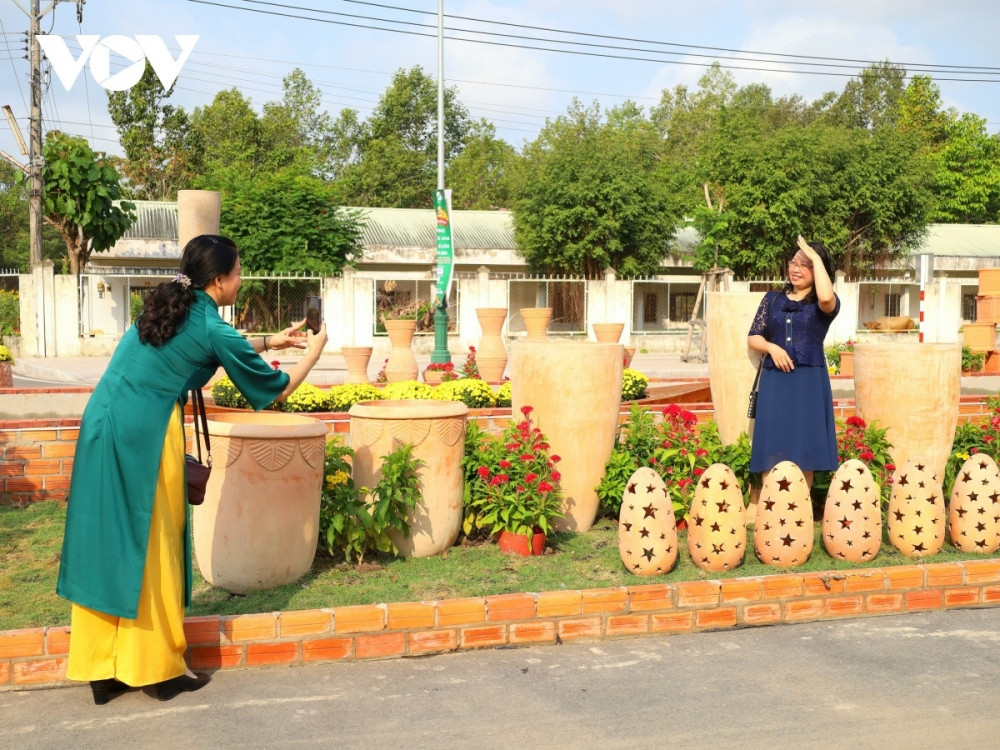 let s discover the longest flower-ceramic road in vietnam picture 6