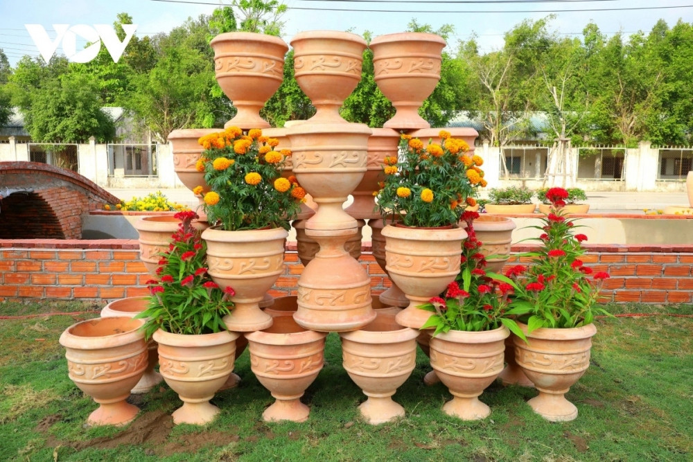 let s discover the longest flower-ceramic road in vietnam picture 7