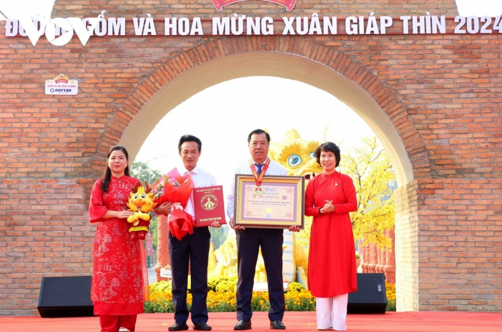 let s discover the longest flower-ceramic road in vietnam picture 9
