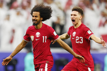 Thắng nghẹt thở penalty, Qatar vào bán kết Asian Cup