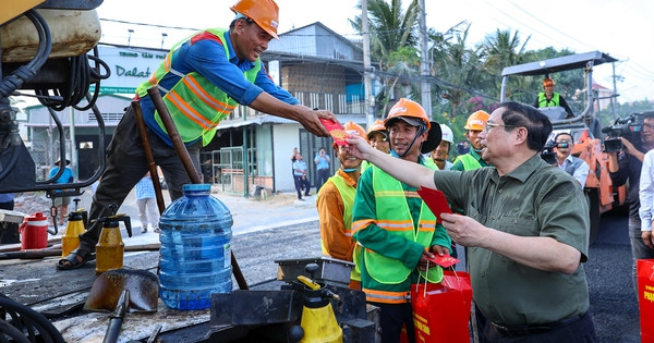 Thủ tướng thăm, tặng quà Tết công nhân, chiến sĩ công an, quân đội