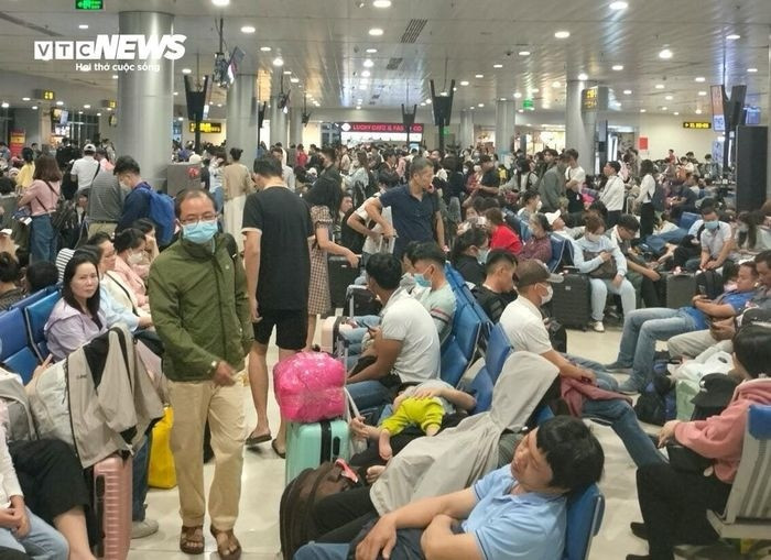 vietnam s largest airport overloaded with people returning home for tet holiday picture 1
