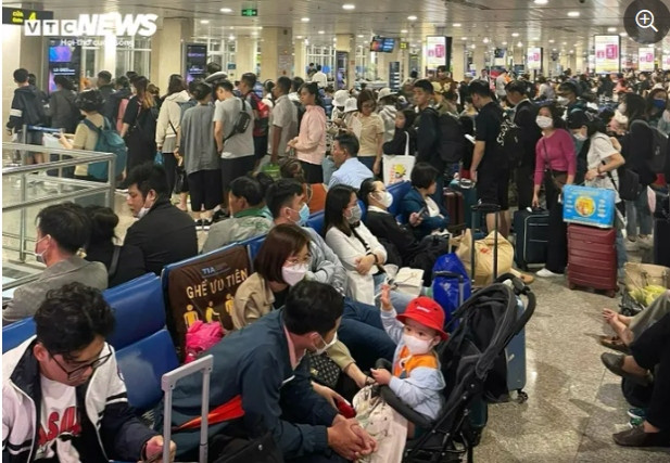 vietnam s largest airport overloaded with people returning home for tet holiday picture 3