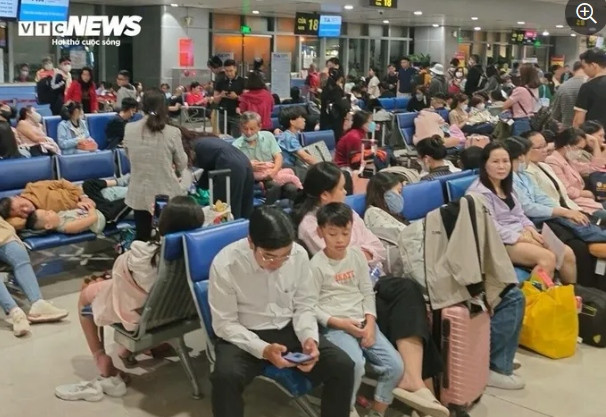 vietnam s largest airport overloaded with people returning home for tet holiday picture 4