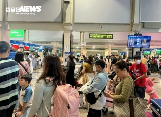 vietnam s largest airport overloaded with people returning home for tet holiday picture 6