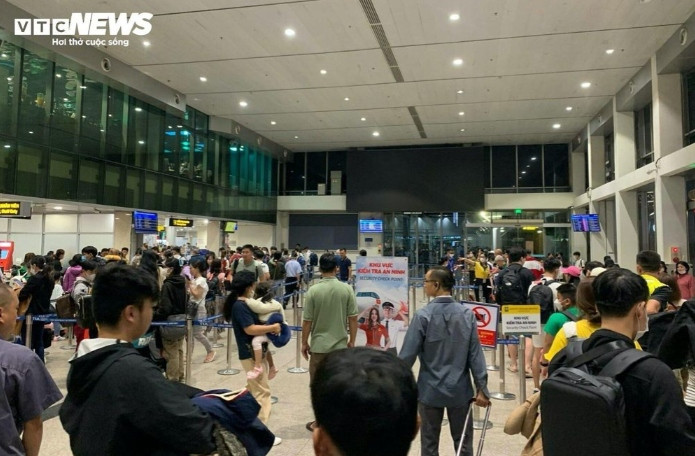 vietnam s largest airport overloaded with people returning home for tet holiday picture 8