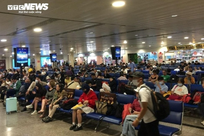 vietnam s largest airport overloaded with people returning home for tet holiday picture 9