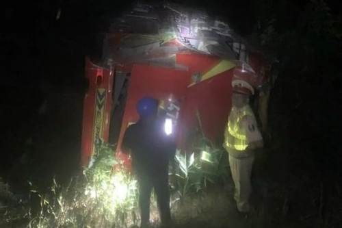 Xe khách chở 39 người lao xuống vực sâu ở Kon Tum
