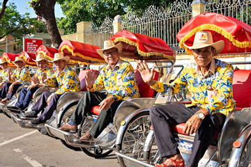 Đội xích lô du lịch đặc biệt ở Đà Nẵng: Tài xế áo hoa sặc sỡ, biết nói tiếng Anh