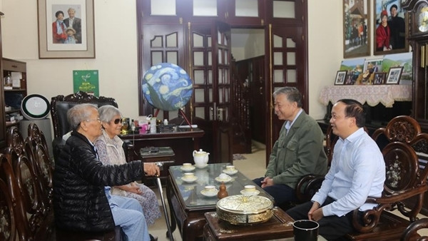 Bộ trưởng Tô Lâm thăm, chúc Tết gia đình nguyên Chủ tịch nước Trần Đức Lương