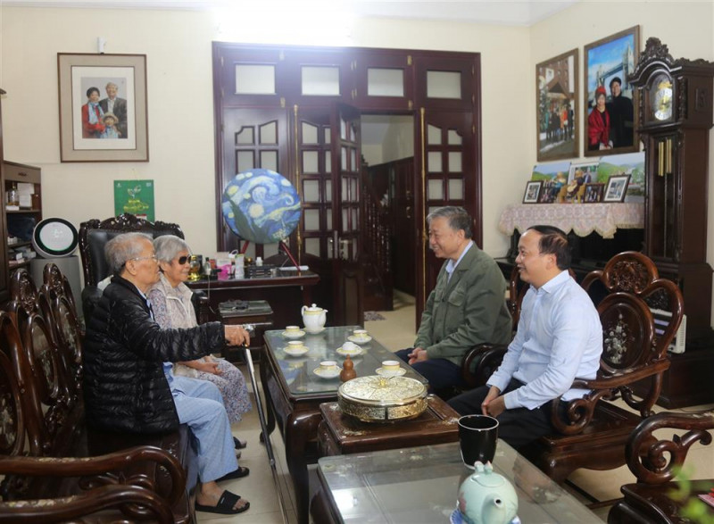 Bộ trưởng Tô Lâm thăm, chúc Tết gia đình nguyên Chủ tịch nước Trần Đức Lương và gia đình các đồng chí cố lãnh đạo Bộ Công an -0