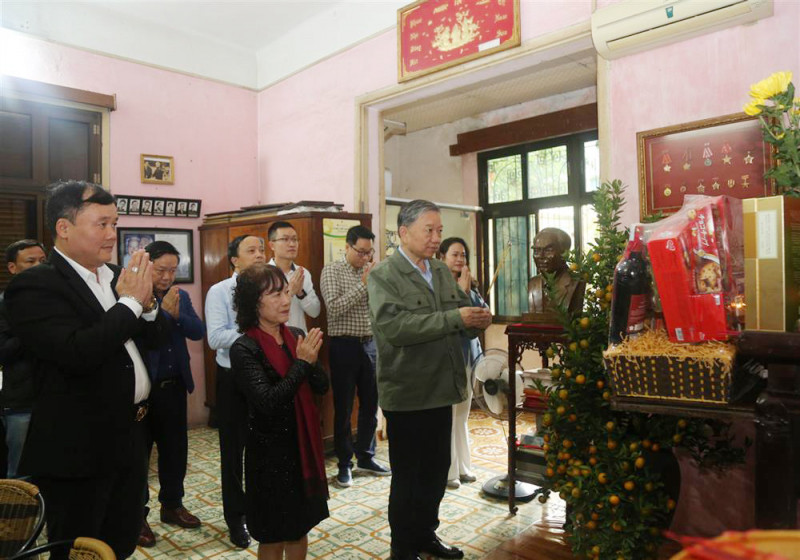 Bộ trưởng Tô Lâm thăm, chúc Tết gia đình nguyên Chủ tịch nước Trần Đức Lương và gia đình các đồng chí cố lãnh đạo Bộ Công an -0