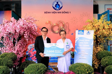 DMK Dairy Việt Nam tặng sữa cho bệnh nhi ở TP.HCM