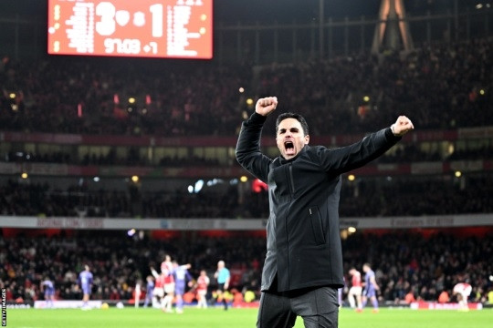 HLV Arteta bị chê trách ăn mừng như Arsenal vô địch Premier League