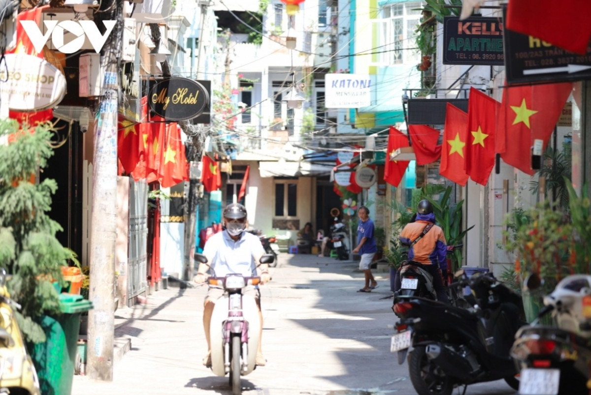 ho chi minh city decorated to prepare for tet picture 2