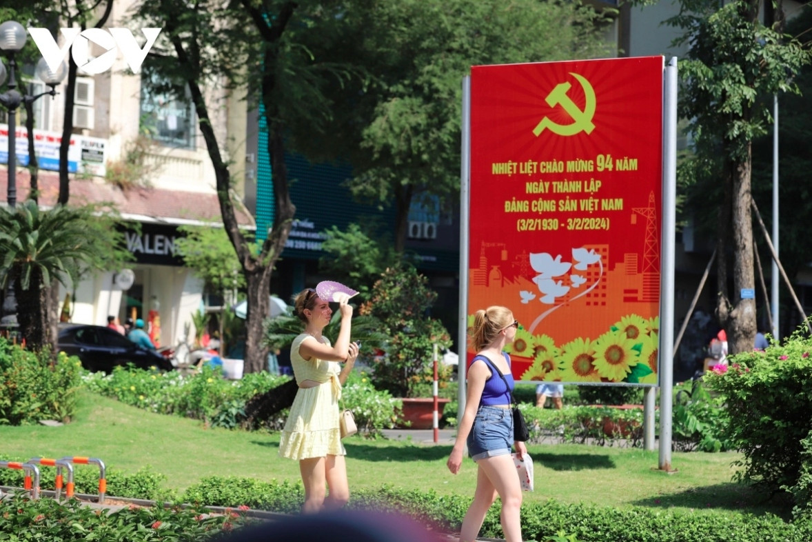 ho chi minh city decorated to prepare for tet picture 3