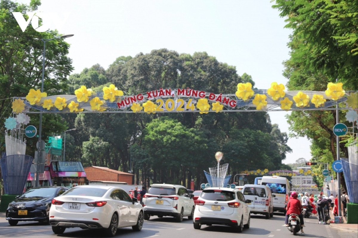 ho chi minh city decorated to prepare for tet picture 4