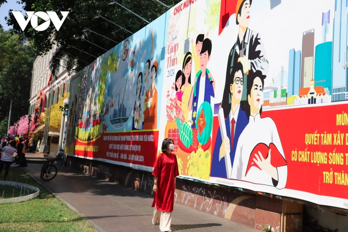 ho chi minh city decorated to prepare for tet picture 6