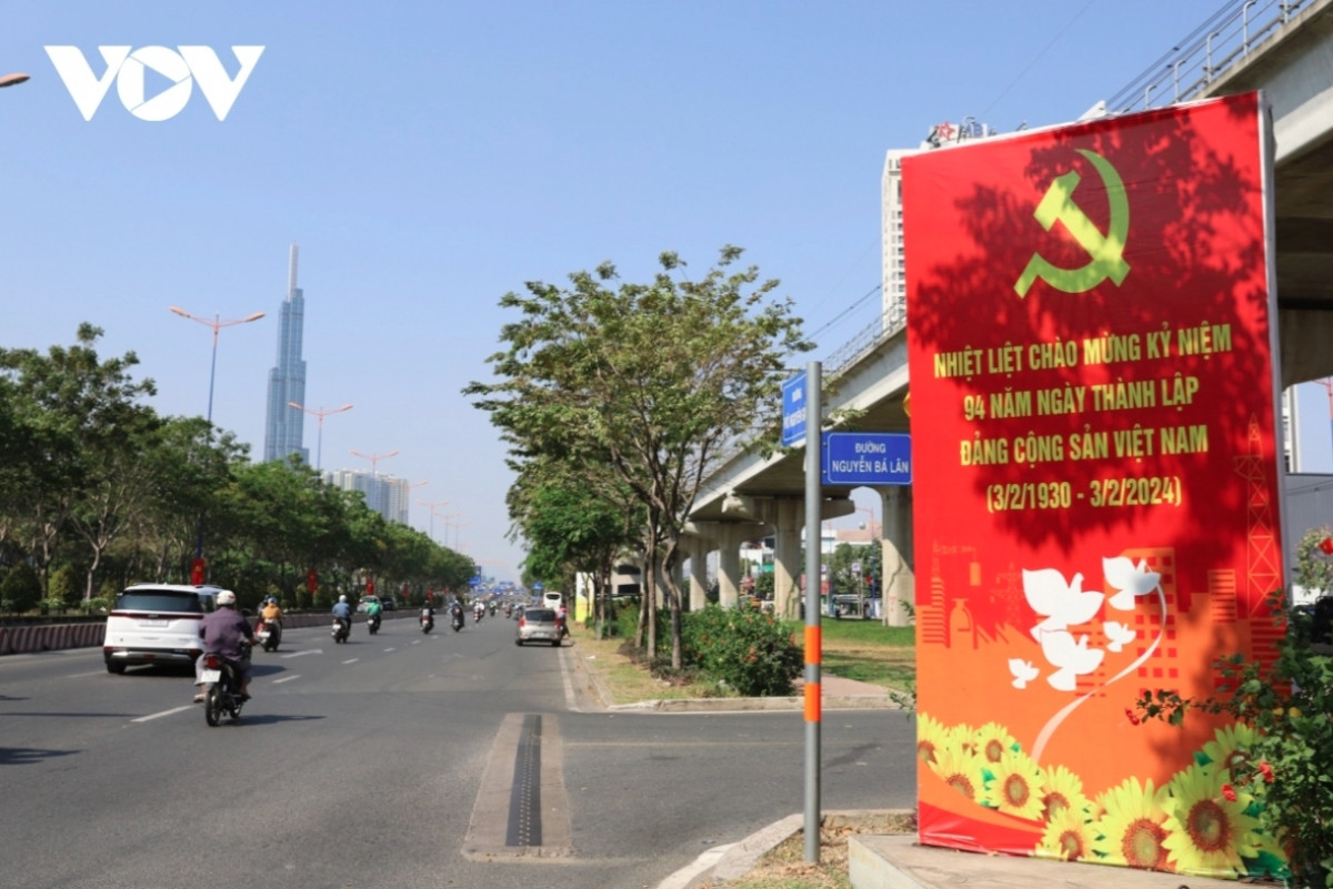 ho chi minh city decorated to prepare for tet picture 7