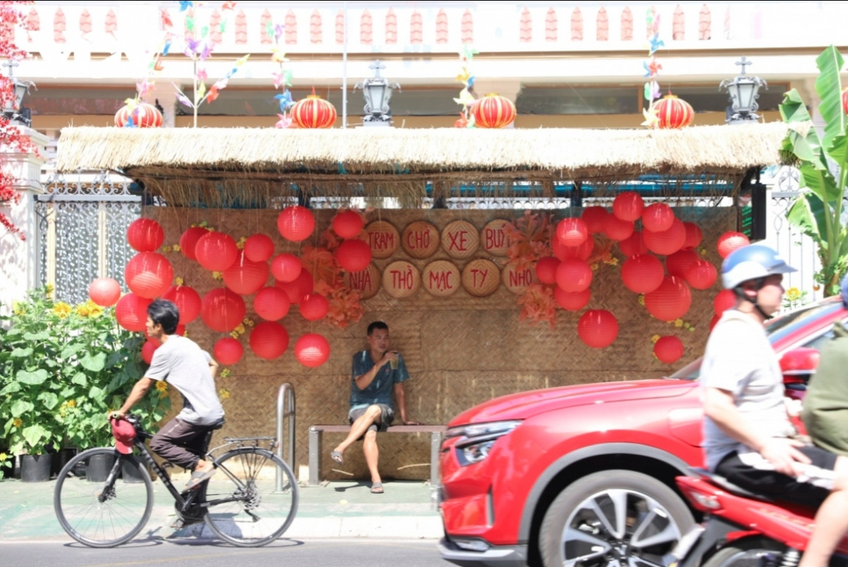 ho chi minh city decorated to prepare for tet picture 9