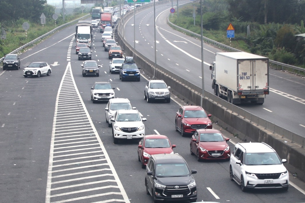 Lượng xe tăng cao cận Tết, lối ra cao tốc Đà Nẵng – Quảng Ngãi ùn ứ