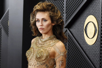 Miley Cyrus 'mặc như không' trên thảm đỏ Grammy 2024