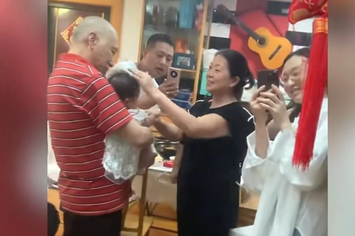 Mới sinh con, cặp vợ chồng xúc động trước hành động ấm lòng của chủ nhà